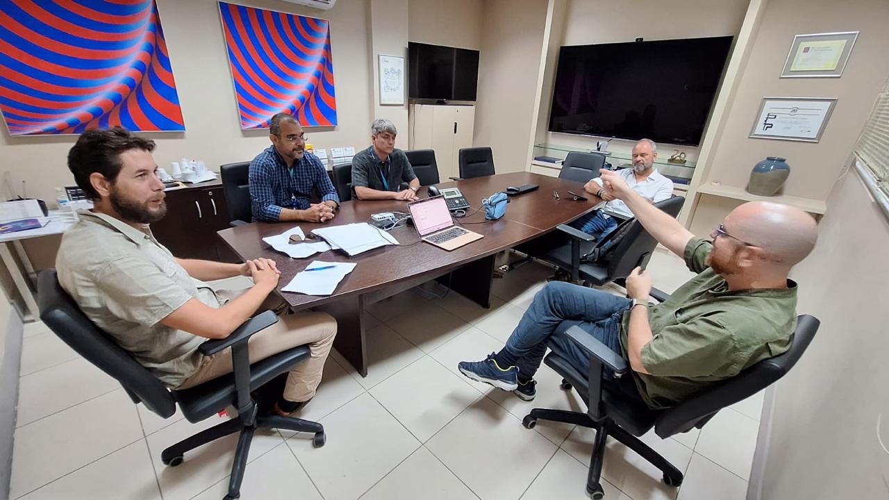 Discussing design of the procedure with the team from the Brazilian Ministry of Management and Public Administration