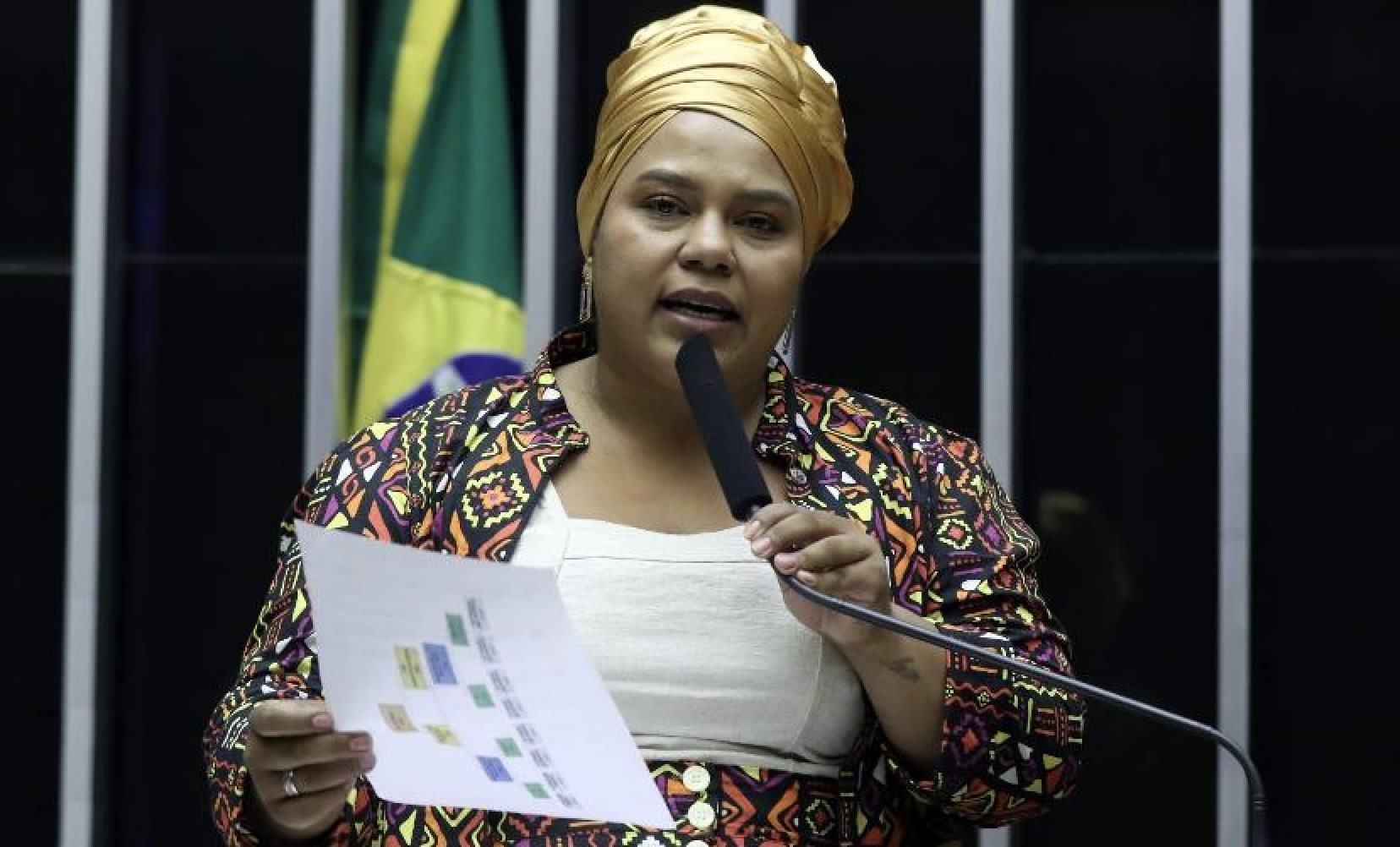 Deputy Dandara holding our paper on the House floor before the vote on a new Quotas bill